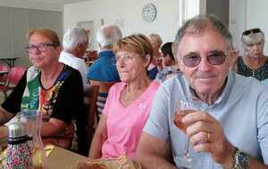 Mais que fait Christian ? Bon, Alain, on sait, il boit du... Cidre...
Légende de RP